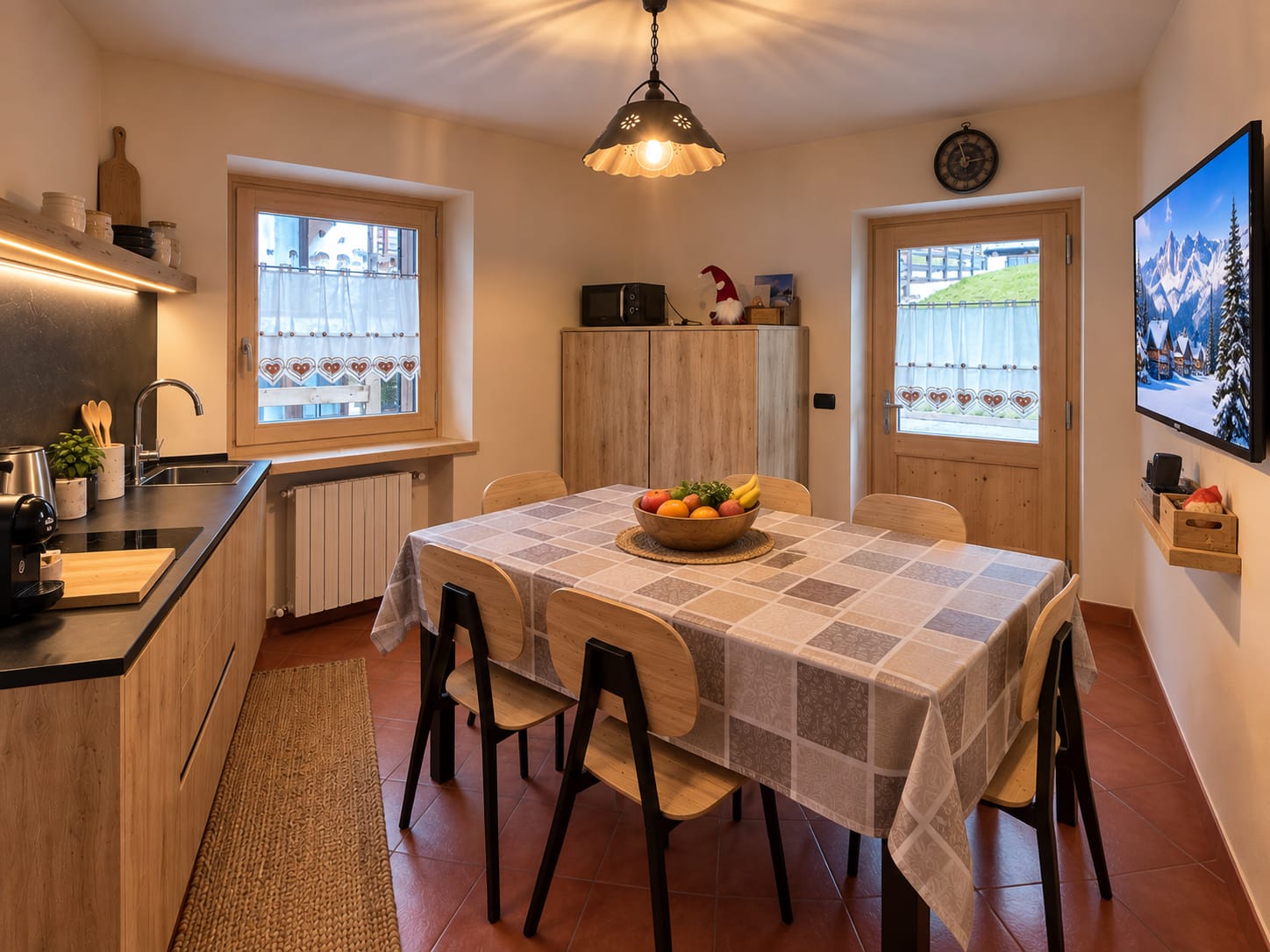 La cucina e la tavola di Sunrise pronte per gli ospiti